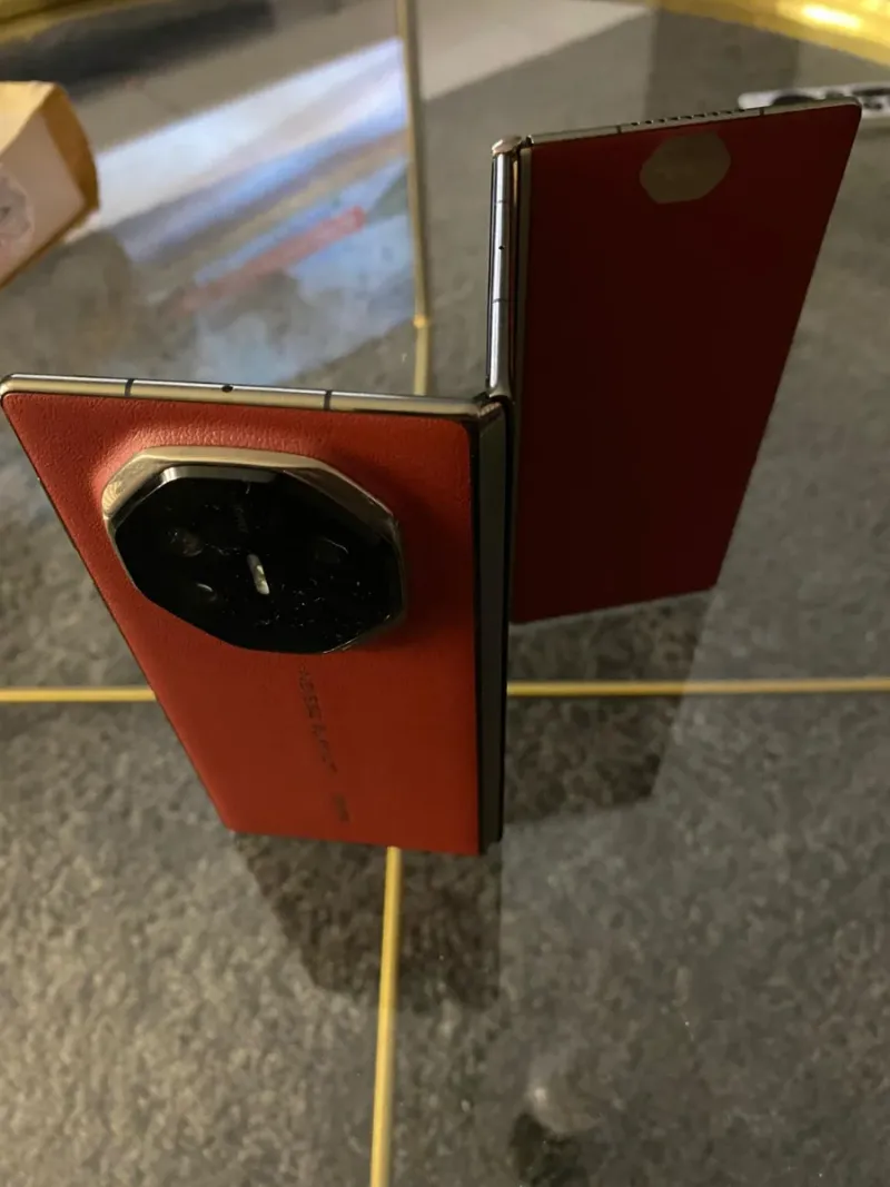 Huawei Mate XT Ultimate Trifold Dorado/Rojo afbeelding 5
