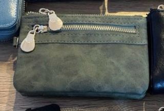 Cartera azul con broche y cartera verde