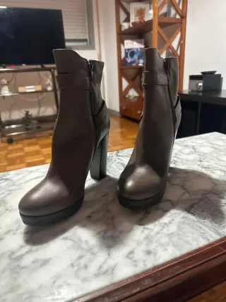 Botines de piel marrones con hebillas