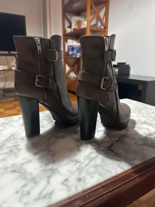 Botines de piel marrones con hebillas