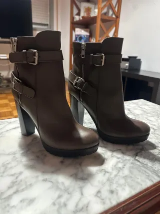 Botines de piel marrones con hebillas