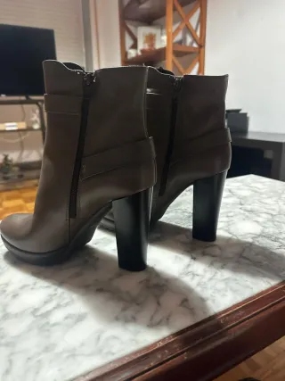 Botines de piel marrones con hebillas