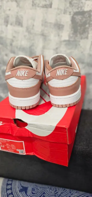 Zapatillas Nike Dunk Low Rosa y Blanco