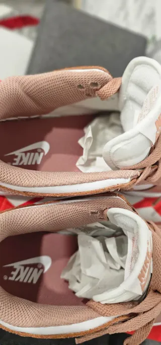 Zapatillas Nike Dunk Low Rosa y Blanco