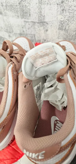 Zapatillas Nike Dunk Low Rosa y Blanco