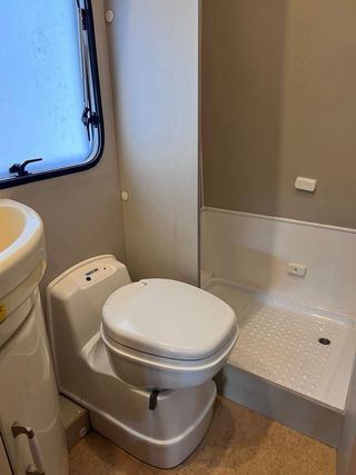 Autocaravana Perfilada 4 Plazas aire placa toldo