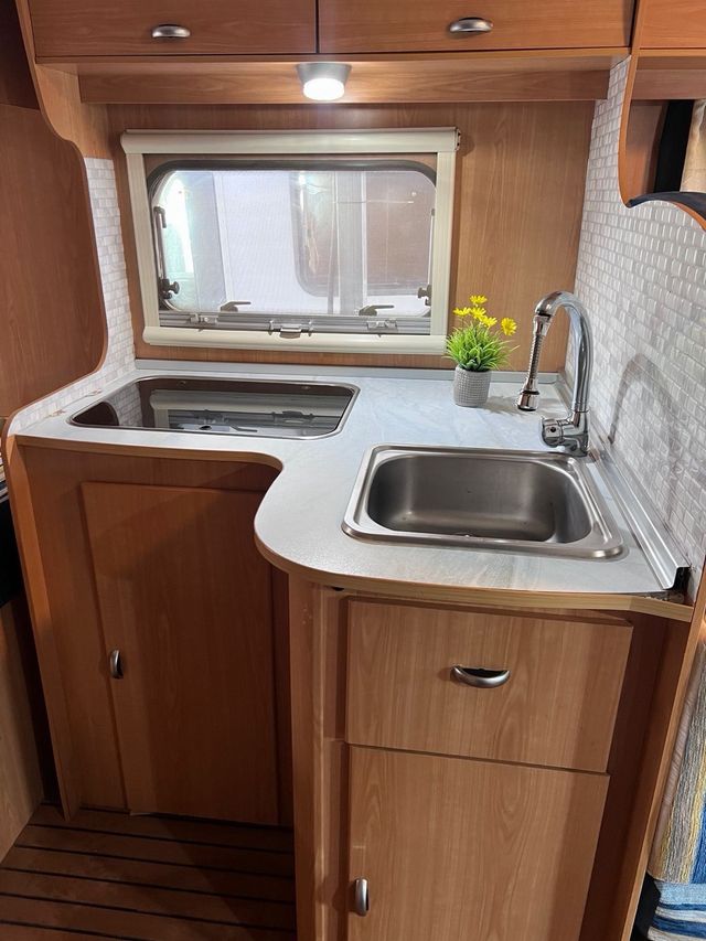 Autocaravana Perfilada 4 Plazas aire placa toldo