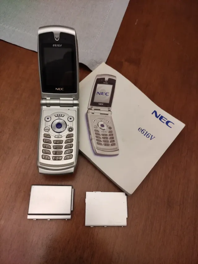 Teléfono celular NEC e616V
