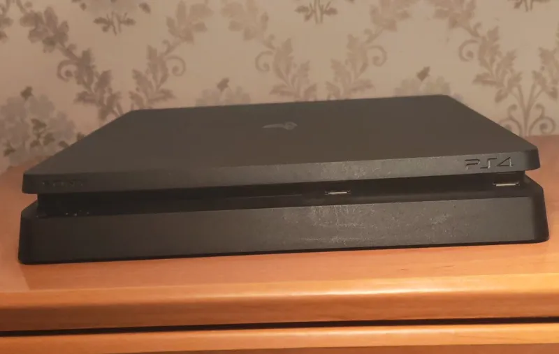 PS4 (PlayStation 4) con mando y 4 juegos