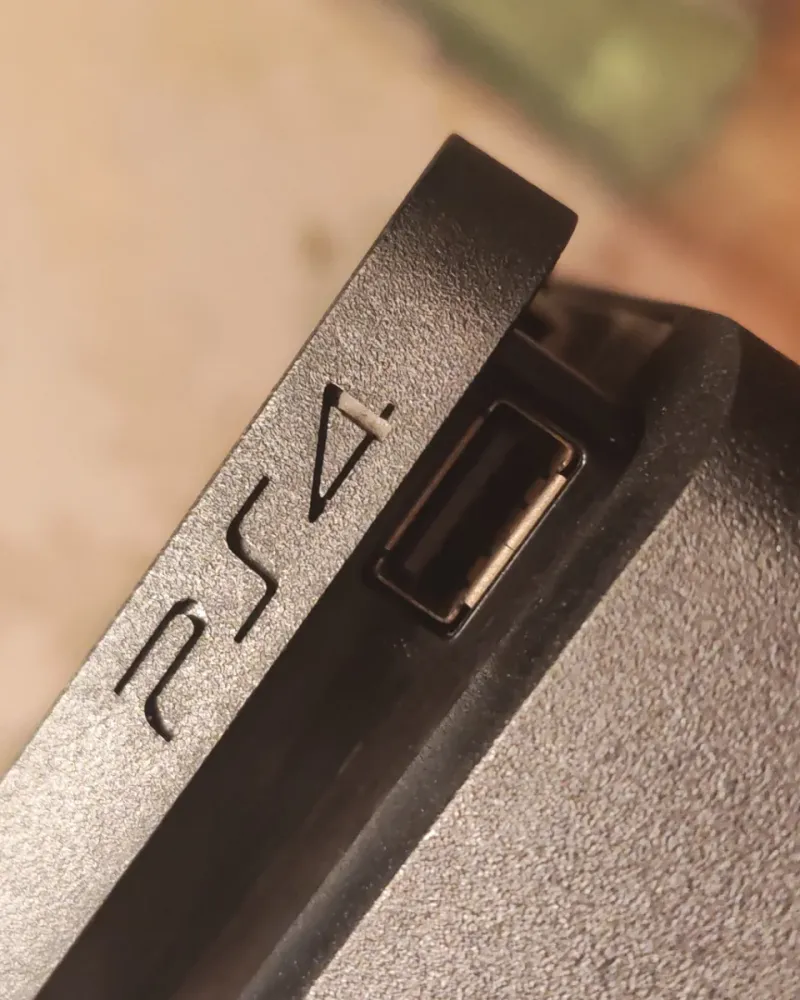 PS4 (PlayStation 4) con mando y 4 juegos afbeelding 2