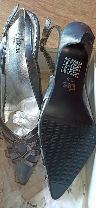 Zapatos de fiesta. Gris-plata. T-38. A estrenar.