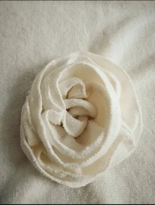 Chal de fiesta crudo con flor y encaje crochet