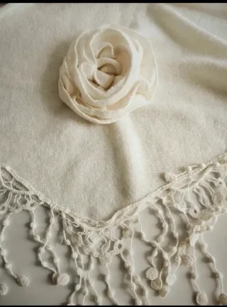 Chal de fiesta crudo con flor y encaje crochet