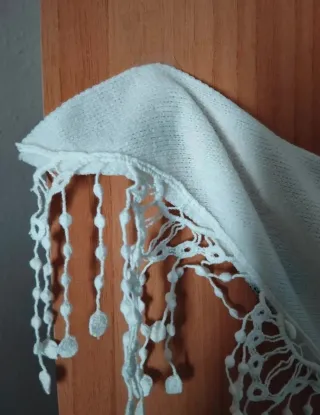 Chal de fiesta crudo con flor y encaje crochet