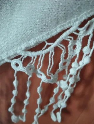 Chal de fiesta crudo con flor y encaje crochet