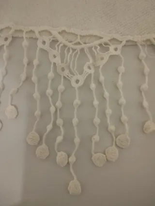 Chal de fiesta crudo con flor y encaje crochet