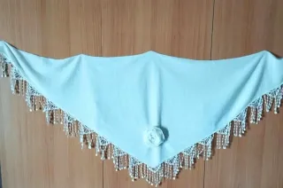 Chal de fiesta crudo con flor y encaje crochet
