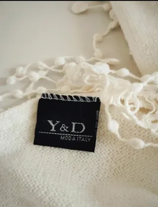 Chal de fiesta crudo con flor y encaje crochet