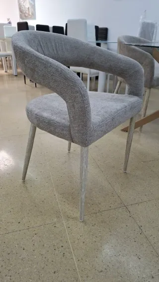 Mesa ovalada beige y 4 sillas