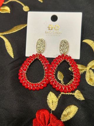 Mantón bordado flores rojas y negras