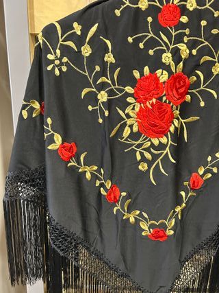 Mantón bordado flores rojas y negras