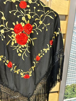 Mantón bordado flores rojas y negras