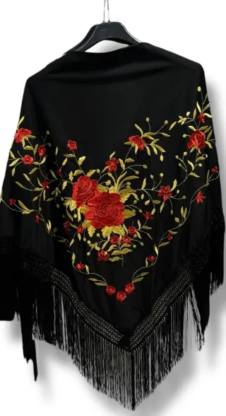 Manton negro bordado flores rojas