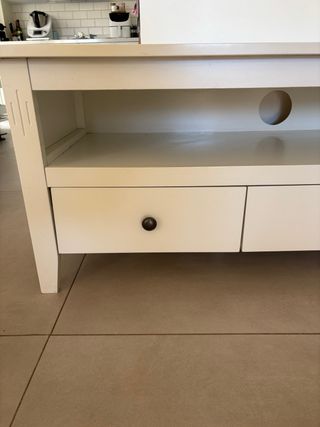 Mueble blanco con tirador metálico