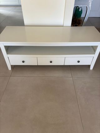 Mueble blanco con tirador metálico