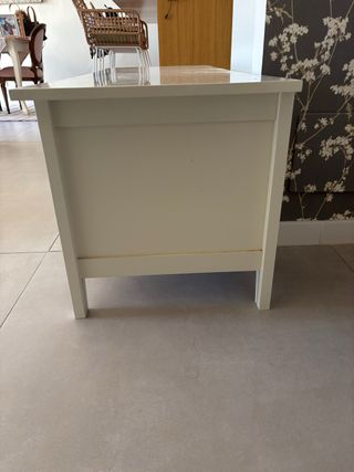 Mueble blanco con tirador metálico