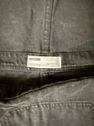 Mono corto negro desgarrado