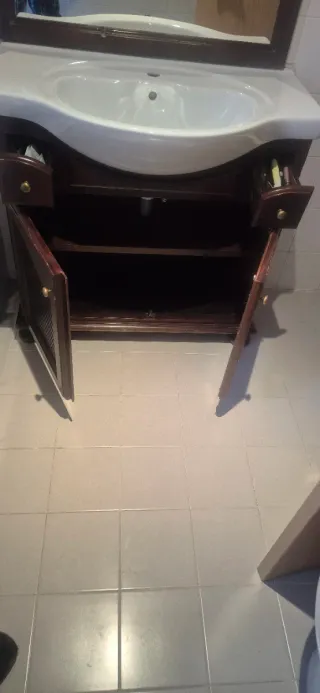 Mueble de baño con lavabo y espejo