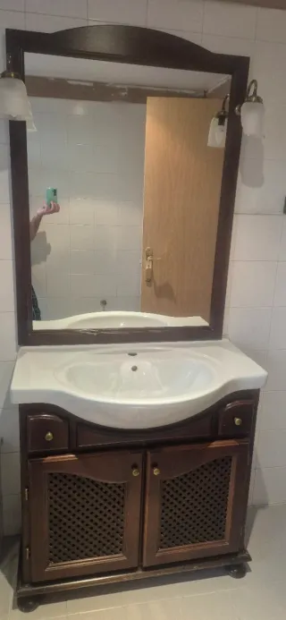 Mueble de baño con lavabo y espejo