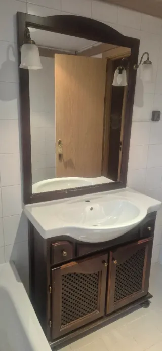 Mueble de baño con lavabo y espejo