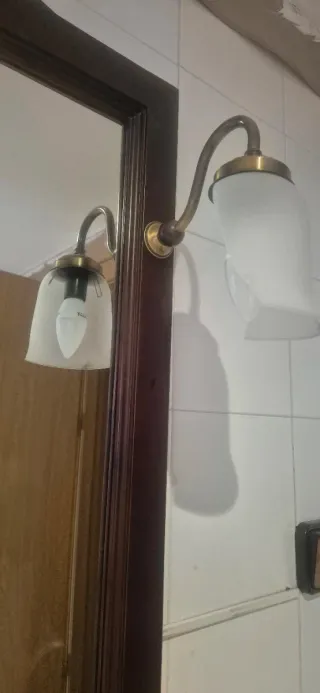 Mueble de baño con lavabo y espejo