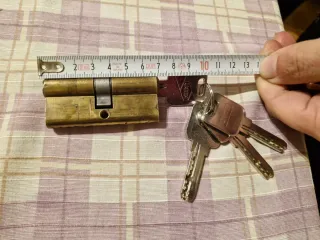 Bombín Ucem con 6 llaves y accesorios.