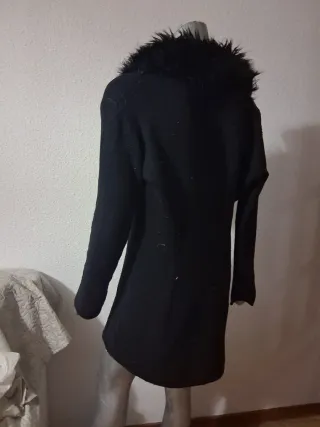 Abrigo largo negro con cuello pelo sintético
