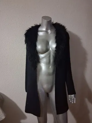 Abrigo largo negro con cuello pelo sintético