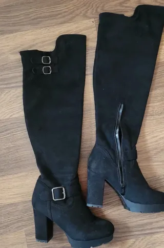 Botas altas negras con hebillas