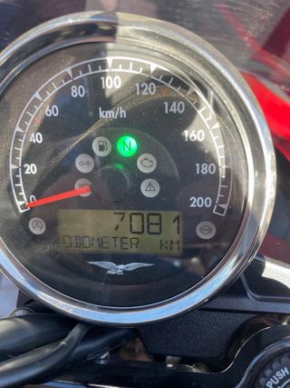 Moto Guzzi V7 Stone III Marrón 2021