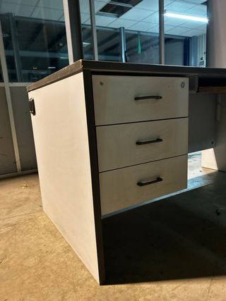 Escritorio con 3 cajones y toma eléctrica