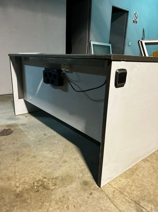 Escritorio con 3 cajones y toma eléctrica