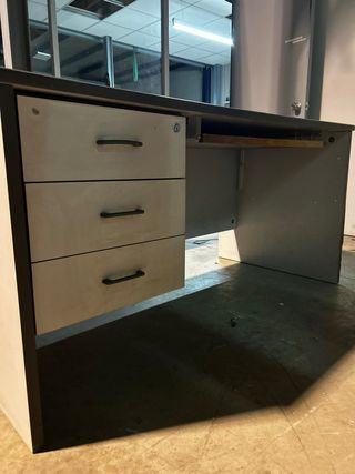 Escritorio con 3 cajones y toma eléctrica