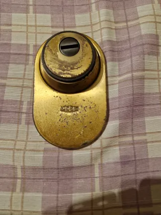 Escudo seguridad cerradura UCEM