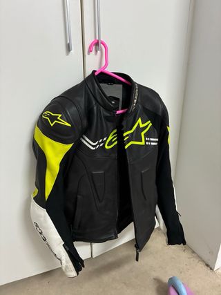 Conjunto articulosCasco mono botas y guantes