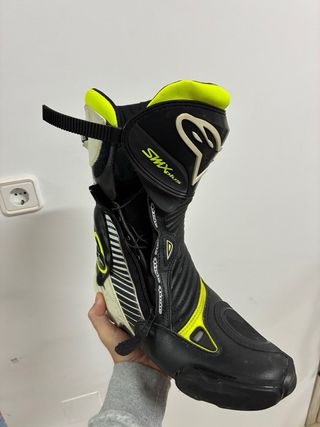 Conjunto articulosCasco mono botas y guantes