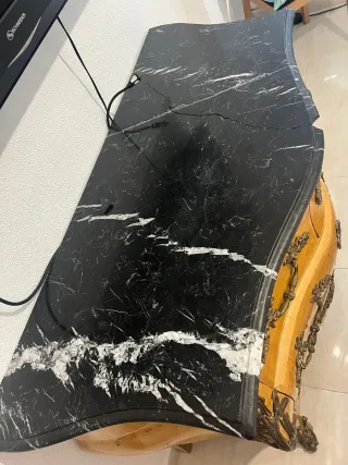 Cómoda de madera con tapa de mármol