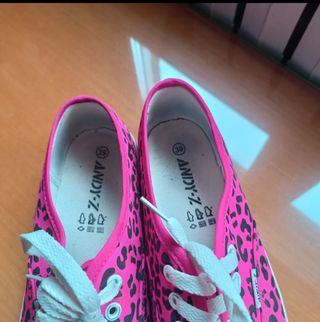 Zapatillas deportivas fucsia y negras