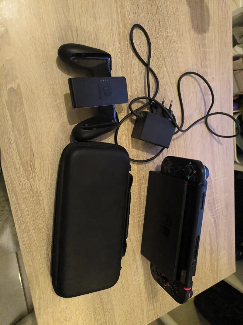Nintendo Switch + Funda + Cargador