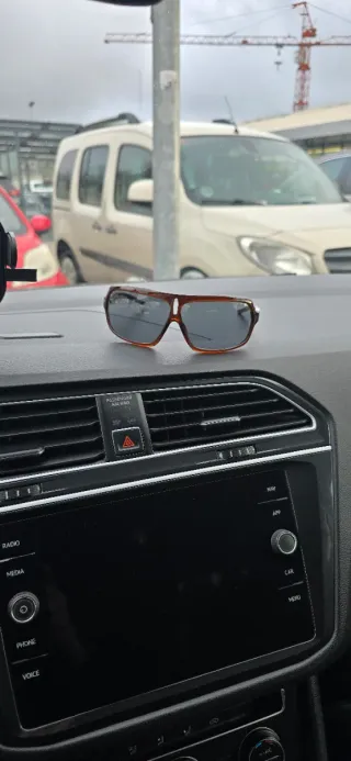 Gafas de sol marrones y negras